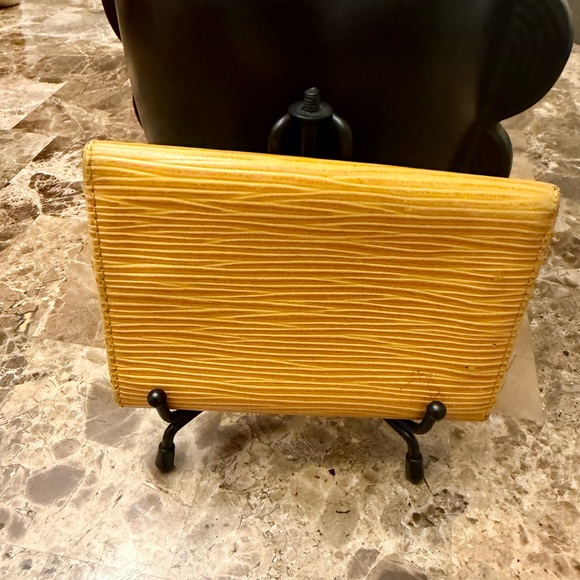 ⭐️⭐️Louis Vuitton Yellow Epi Leather 6-Ring Key-holder Wallet - Picture 4 of 15